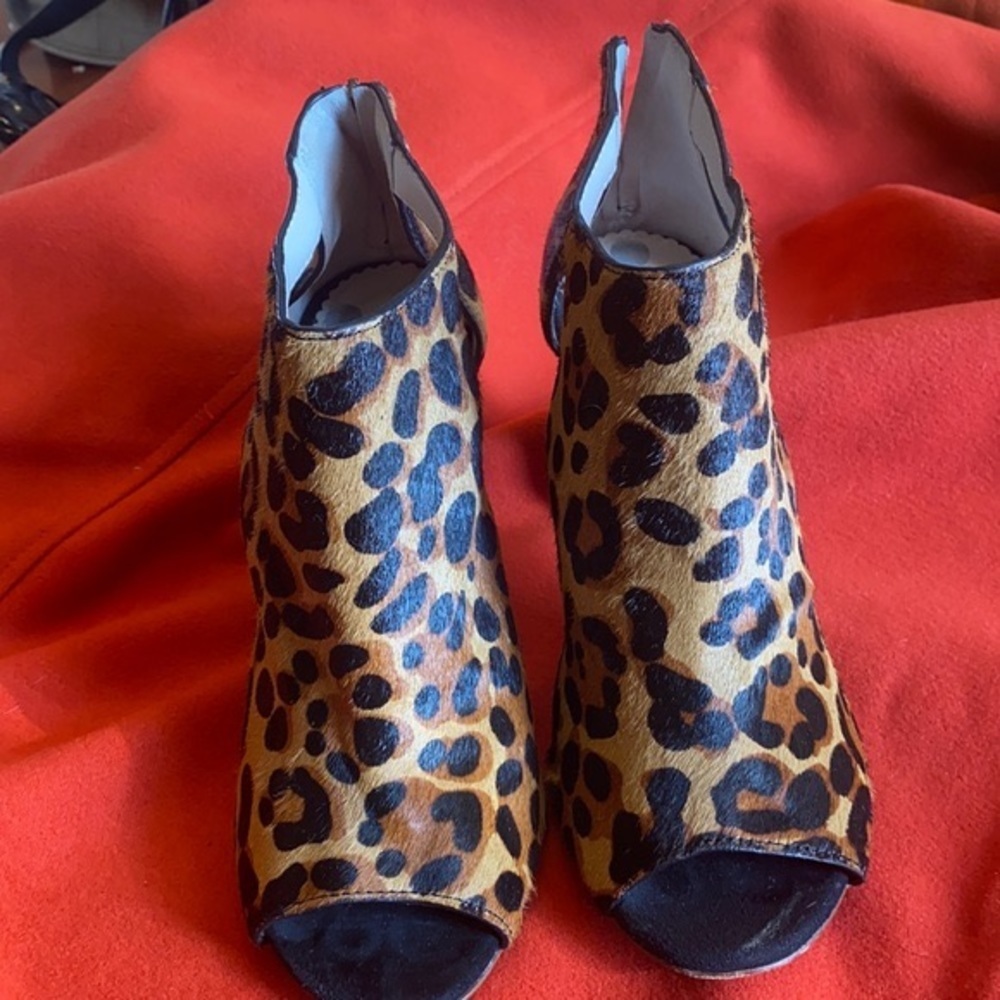 Boden sz 37 6 calf hair cheetah print booties